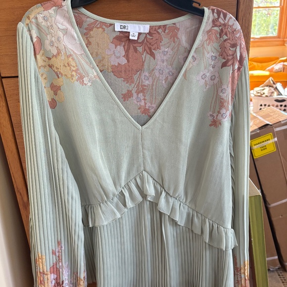 DR2 Floral Sage Vneck Pleated Blouse - Picture 1 of 2
